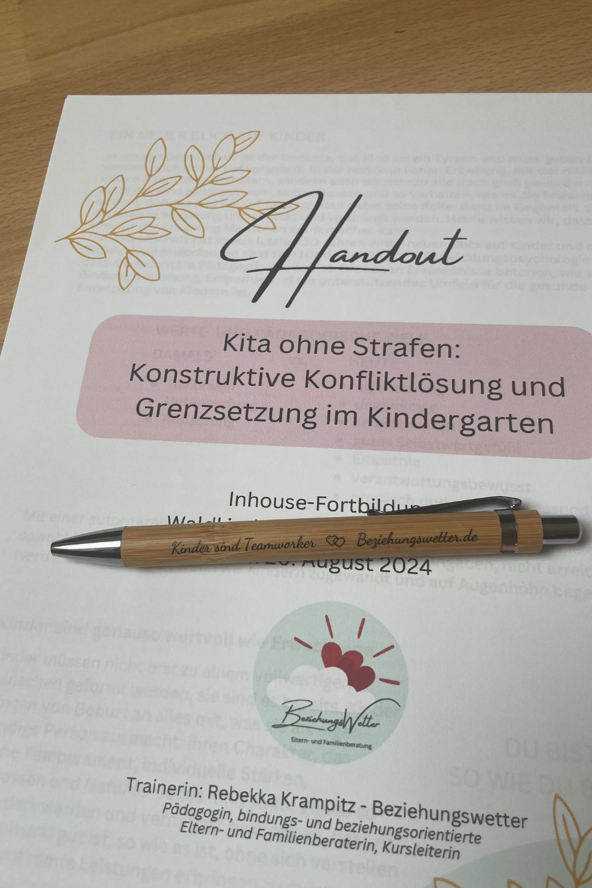 Ein Blattpapier, auf dem "Handout - Kita ohne Strafen" steht, darauf liegt ein ein Kugelschreiber. 